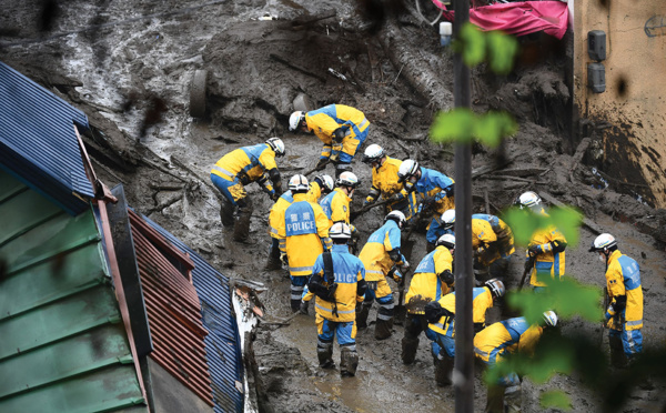 Au Japon, les secouristes cherchent des survivants après la coulée de boue