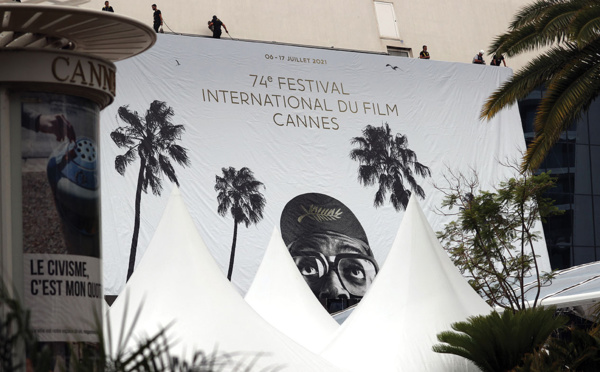 Derniers préparatifs avant le coup d'envoi du 74e festival de Cannes