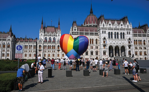 Hongrie: contre une loi "homophobe", un coeur arc-en-ciel devant le Parlement