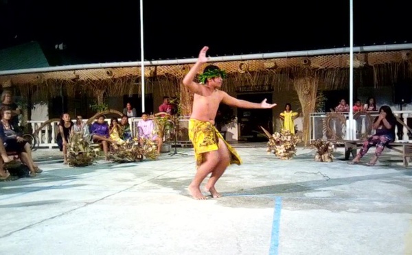 Un timide concours de danse solo à Hao