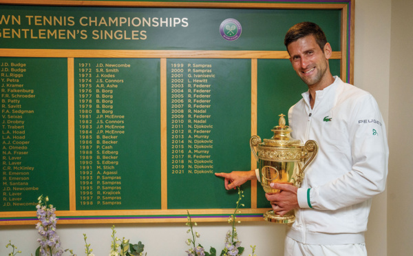 Wimbledon: Djokovic rejoint Federer et Nadal au sommet de la pyramide majeure