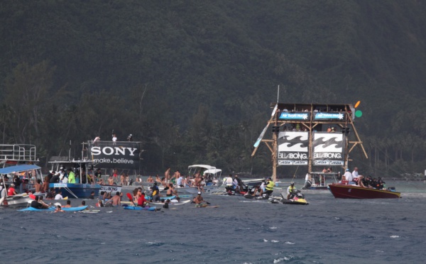 Air Tahiti Nui Billabong Trials :  Avis de forte houle… entre les surfeurs !