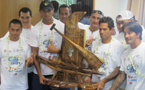 Remise du Trophée Perpétuel Tahiti Nui Va’a au Club Entreprise AIR TAHITI