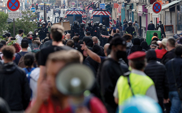 Des milliers de personnes manifestent contre le pass sanitaire