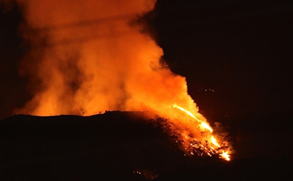 Violent incendie sur les crêtes d'Arue