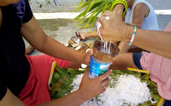 ​Du lait de coco au Heiva de Hao