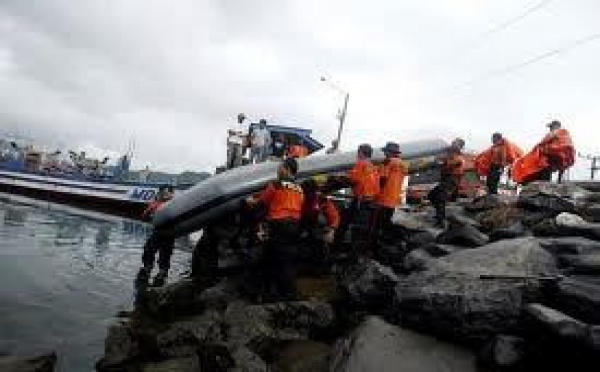 Australie/naufrage d'un bateau: 106 demandeurs d'asile récupérés