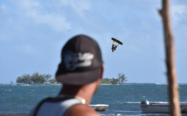 Les kite s'envoient en l'air à Hitimahana