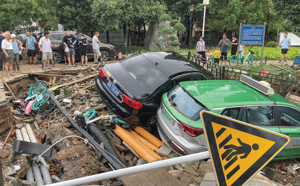 Chine: des intempéries record font 25 morts et engloutissent un métro
