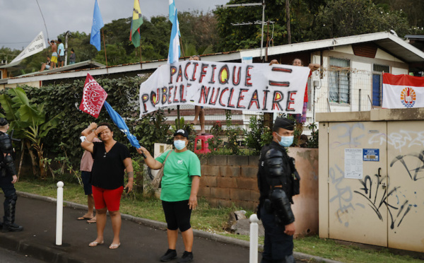 Le comité d'accueil à Emmanuel Macron du Tavini et de 193
