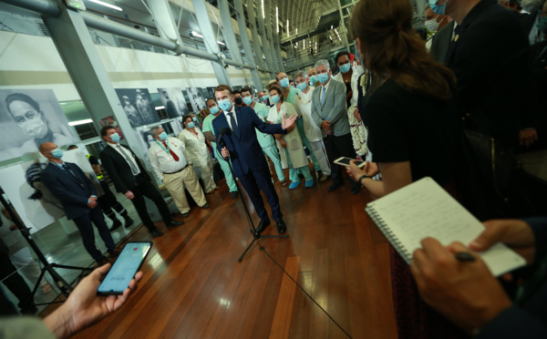 Au CHPF, Emmanuel Macron exhorte à la vaccination contre "l'égoïsme"