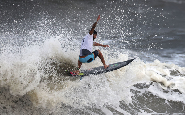 Surf: le Brésilien Italo Ferreira devient le premier champion olympique de l'histoire
