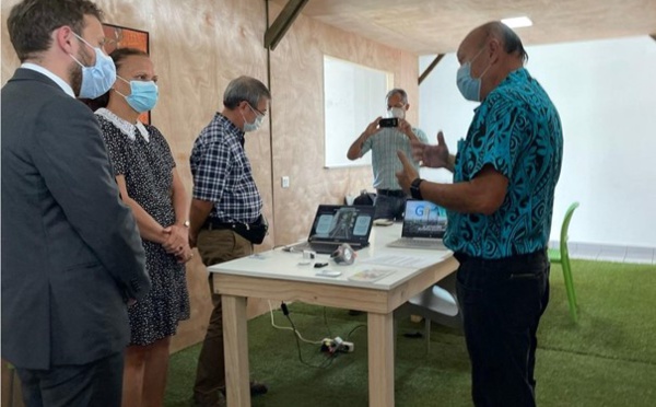 Un conseiller d’Emmanuel Macron visite la Polynesian Factory