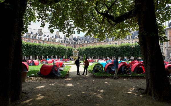 Environ 400 sans-abri s'installent sous des tentes place des Vosges à Paris