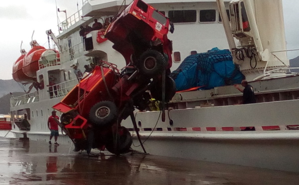 Un camion de pompiers tombe dans le port à Hiva Oa