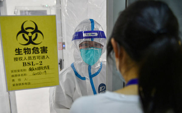 Covid-19: fin de l'insouciance estivale et durcissement des mesures face au variant Delta