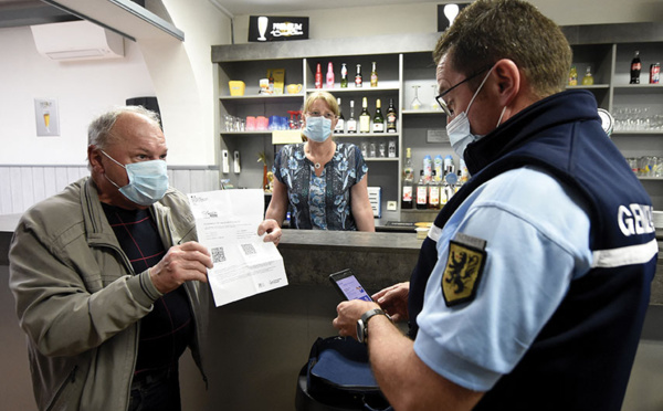 Pass sanitaire: contrôles à la chaîne dans de grands centres commerciaux de France