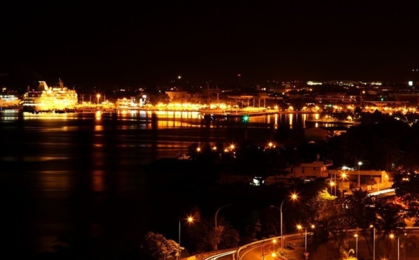 Ils plongent dans le port pour échapper à la police