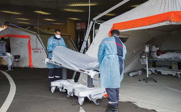 Martinique: en plein Covid, la litanie des décès, lue à la radio, ressemble à une "hécatombe"