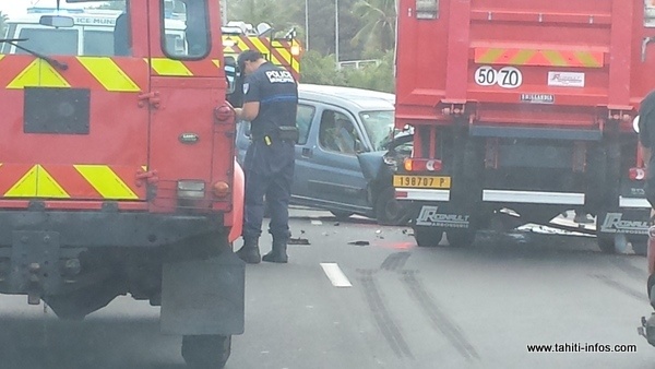 Spectaculaire accident matériel à Punaauia