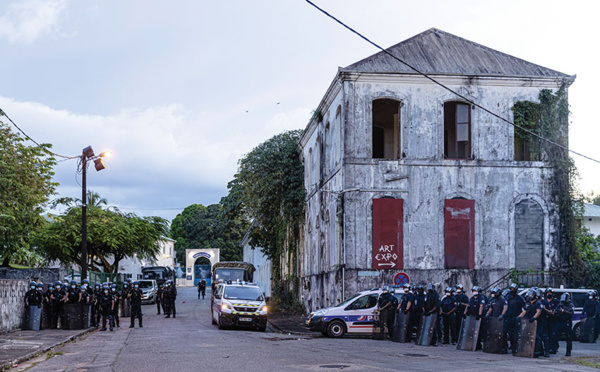 Mesures anti Covid: manifestation devant la préfecture à Cayenne