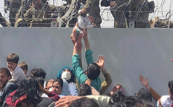 Afghanistan: Paris réclame aux Américains un "délai supplémentaire" pour les évacuations