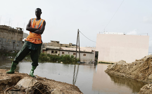 Les pieds dans l'eau, Dakar s'attend au pire