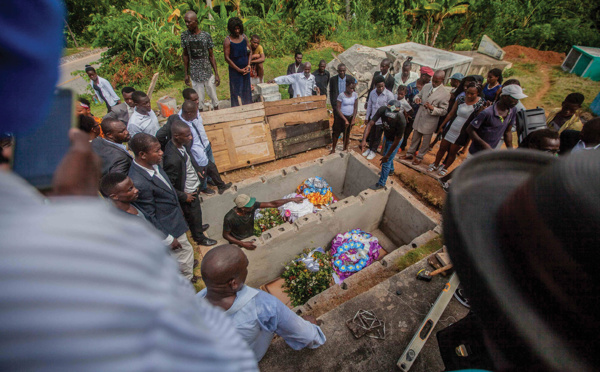 Onze jours après le séisme, Haïti enterre encore ses morts