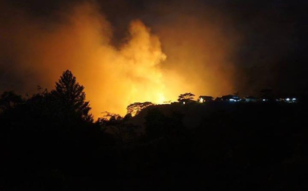 Un nouvel incendie ravage la montagne à Mahina