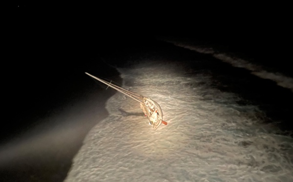 Un voilier échoué sur le récif de Huahine