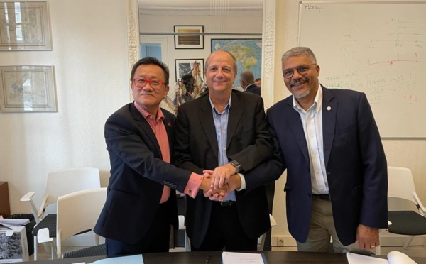 Signature du marché pour le câble aux Australes