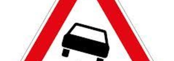 Chaussée glissante : trois voitures et un scooter s'encastrent à Punaauia