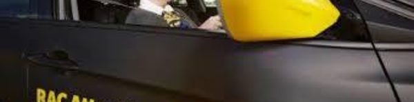 Une voiture intelligente qui décélère quand le conducteur est distrait