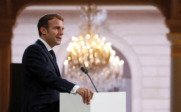 Macron "demande pardon" aux harkis et annonce une loi de réparation