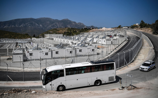 Sur l'île grecque de Samos, les migrants s'installent dans un nouveau camp "effrayant" par sa taille