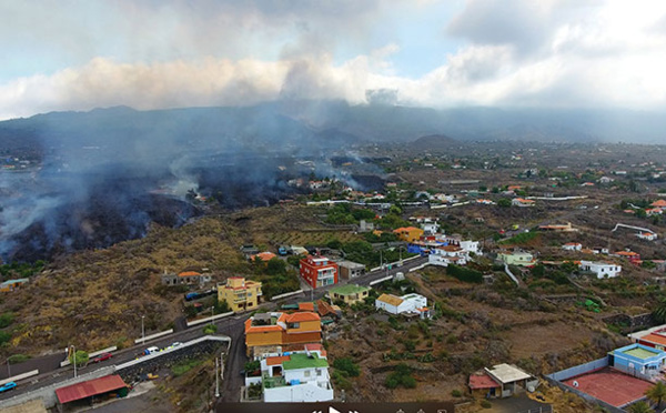 Eruption aux Canaries: 6.000 personnes évacuées, la lave attendue sur la côte