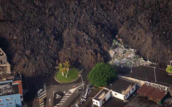 Canaries: après une brève interruption, le volcan recrache des cendres