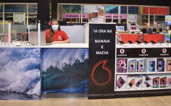 Vodafone ouvre son stand à Carrefour Taravao