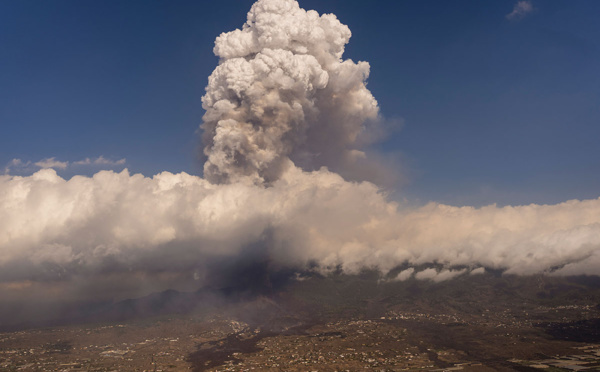 Canaries: la lave du volcan se jette dans l'océan, le vent pousse les gaz toxiques vers la mer