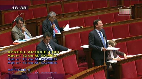 L'Assemblée adopte à l'unanimité le texte actualisant le statut de la Nouvelle-Calédonie