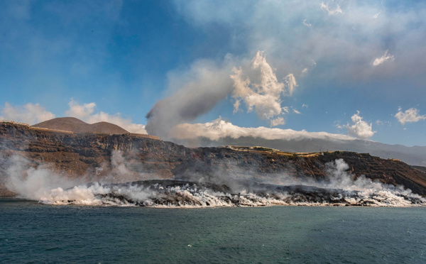 Volcan aux Canaries: nouvelle coulée de lave très liquide sur l'île de La Palma