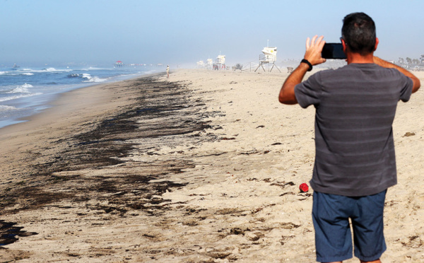 Course contre la montre en Californie pour contenir une marée noire