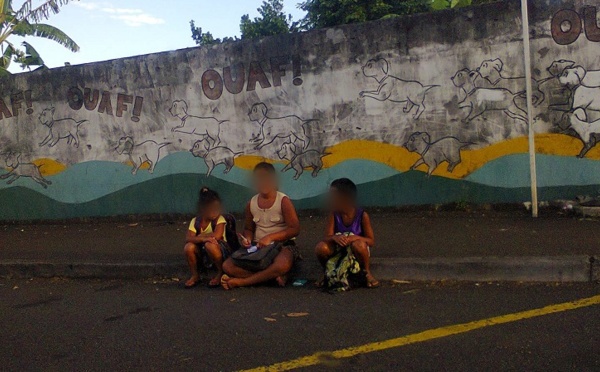 La photo qui parle: ces enfants attendent leur bus scolaire