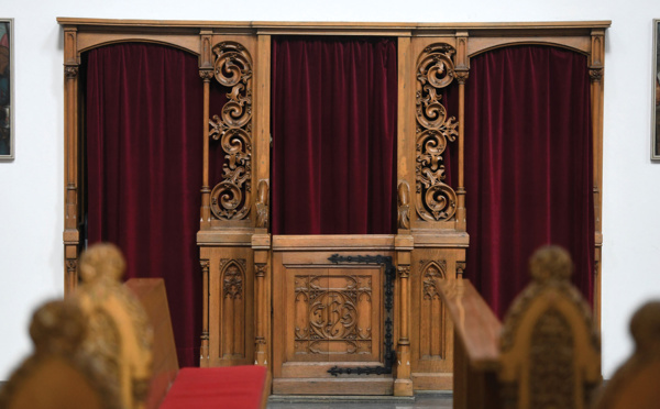 Secret de la confession: le président de la Conférence des évêques "invité" par Darmanin