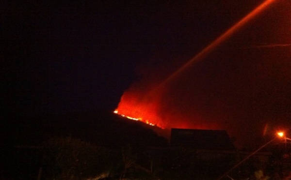 Un gigantesque incendie a ravagé les hauteurs de Toahotu, menaçant des habitations