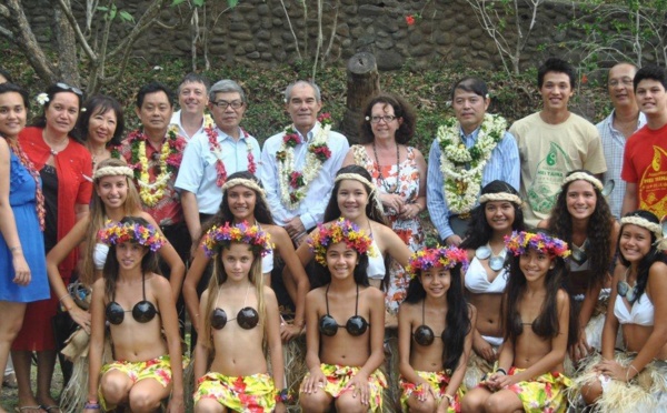 Le Directeur du lycée Wenling visite des établissements scolaires de Tahiti en compagnie du Ministre Michel LEBOUCHER