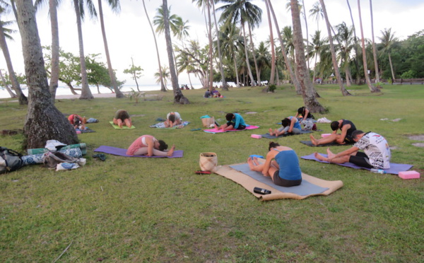 ​Du yoga pour la bonne cause à Taahiamanu