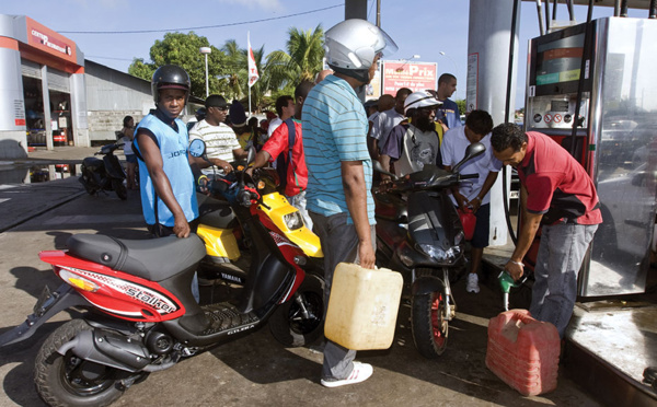 Guyane: le préfet ferme les stations service après un blocage de dépôts de carburants