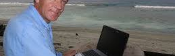 Sur une île mystérieuse en Indonésie, un Robinson internaute