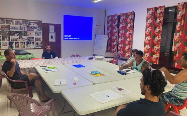 Mangareva mène la chasse aux déchets perlicoles